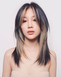 Womens Haircuts Medium, Hair Color Underneath, Fesyen Rambut, Hair Color Streaks, Hairstyle Tutorials, Vlasové Trendy, Hair Streaks, Haircut Styles, Shot Hair Styles