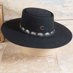 Charlie 1 Horse Hat, Horse Black, Western Cowboy Hats, Older Women Fashion, High Desert, Women Fashion Edgy, Western Hats, Classy Style, Cowgirl Outfits