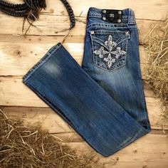 Miss me bootcut VINTAGE Y2K Size 28 floral fleur de lis design on back pockets. Beautiful med blue denim. Intentional distressing and intentional whiskering on the front and back. Super pretty. Super comfy.  28" waist  8" rise  33" inseam  🌟ALL SALES ARE FINAL🌟 🌟NO RETURNS🌟 🌟NO TRADES🌟 🌟NO OFFERS🌟 Western Style Medium Wash Denim Flare Jeans, Y2k Boho, Jean Pockets, Miss Me Jeans, Vintage Y2k, Miss Me, On Back, Blue Denim, Women Jeans