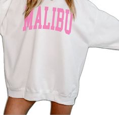 College Letter Print Drop Shoulder Tops, White Oversized Sweatshirt With Text Print, Oversized White Sweatshirt With Text Print, Oversized White Sweatshirt With Lettering, Oversized Letter Print Sweatshirt For Leisure, White College Sweatshirt With Slogan, Oversized Letter Print Tops For Leisure, Trendy Oversized Short Sleeve Sweatshirt, Oversized White Leisure Tops