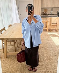 Light Blue Shirt Outfit, Casual Dinner Outfits, Casual Dinner Outfit Summer, Chica Chola, Oversized Shirt Outfit, Dinner Outfit Casual, Latina Outfits, Mode Hijabi, Latina Fashion Outfits