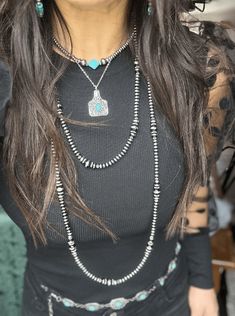 Bring on some Western flair to your wardrobe with this stylish Western Navajo Pearl Necklace! At 66" long, you can double it up to express multiple layers of style. Make a bold statement with this one-of-a-kind hand-beaded, black and silver inspired Navajo Necklace! *Final sale and not applicable for returns* Turquoise Arrowhead Necklace, Western Necklace Stack, Silver Necklaces Layered, Western Jewelry Necklace, Pearl Necklace Outfit, Western Jewerly, Turquoise Jewelry Outfit, Turquoise Clothes, Vintage Turquoise Jewelry