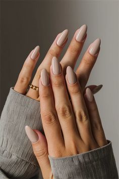 Nails Inspiration Light Colors, Classy Nail Paint, Minimalist Nails Neutral Colors, Neutral Nails No Design, Simple Soft Nails, Neutral Fall Transition Nails, Neutral Color Design Nails, Pretty Natural Nails Aesthetic, Nail Ideas Chic