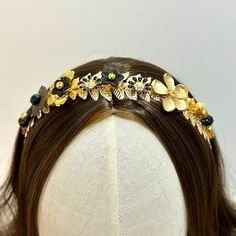 Black & Gold Flower Headband Large flowers attached to a soft Gold leaf Headband were used to create this stunning Piece alone with Crystals and Glass beads. Great for the Holiday Season, Parties, Weddings, Would at a touch of elegance to a black or gold Outfit. Size of the band is approx 4cm wide  Lined with Ribbon and felt ends of comfort. Will arrive gift wrapped and ship well Thank you for your visit to my shop. Gold Floral Headband, Gold Leaf Headband, Leaf Headband, Leaves Headband, Gold Outfit, Headband Flower, Flowers Black, Floral Headband, Flower Headpiece