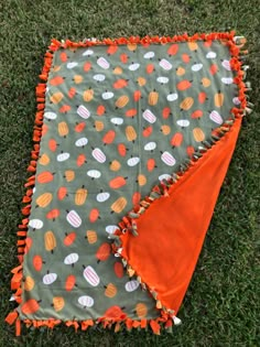 Fall blanket with pumpkins Blanket Making With Friends, Best Friend Blankets Diy, Fall Fleece Blanket, Fall Diy Blankets, Homemade Halloween Blankets, Halloween Diy Blanket, Making Halloween Blankets, Making Fall Blankets, Make Blankets Diy