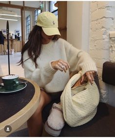 Wool Beanie Outfit, Ralph Lauren Hat Outfit, Sweater Old Money, Aesthetic Hat, Old Money Preppy, Ny Outfits, Hat Outfit, Green Pastel, Fuzzy Slippers