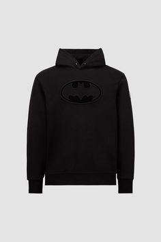 Crafted from cotton fleece, this soft sweatshirt comes in a relaxed, hooded silhouette. Instantly recognizable, the hoodie is embellished with a Batman logo, crafted from embroidered velvet. Batman Hoodie, Black Batman, Personalized Jacket, Embroidered Velvet, Batman Logo, Cardigan Shirt, Outerwear Outfit, Ski Pants, Cotton Hoodie