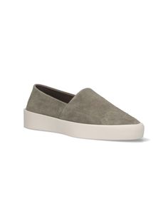 Fear Of God espadrilles sneakers in grey suede with slip-on fit, logo label detail on the back, white rubber sole. Composition: 100% Leather Espadrilles Sneakers, Fit Logo, Valentino Men, 90s Streetwear, Logo Label, Fear Of God, Grey Suede, Engineered Garments, Gray Suede