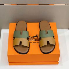 Size: 39-44It comes with Dust box, Care manual, Tag and Paper bag.Guide about size: