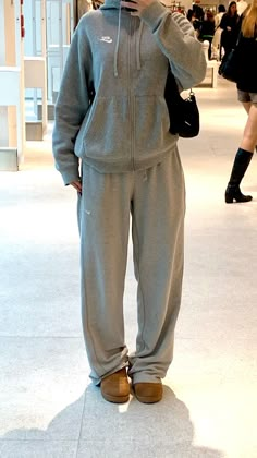 Jogging Pants Aesthetic, Grey Sweatpants Outfit Y2k, Tracksuit With Uggs, Adwysd Joggers Outfit, Women’s Tracksuit, Nike Half Zip Outfit, Grey Jogging Pants Outfit, Big Sweatpants Outfit, Sweats Outfit Ideas