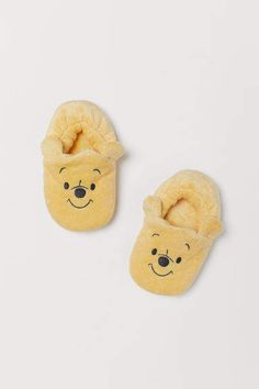 Luxury Baby Clothes, Winnie The Pooh Nursery, Disney Baby Clothes, Baby Mode, Baby Necessities, Shower Bebe, Soft Slippers, Luxury Baby