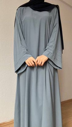 With its comfortable pattern and draped stance, our oversized round neck abaya, which you can use both in daily life and on special occasions, has been produced for you, valuable Muslim women. The arm detail adds color to the plain stance. It does not show, breathes easily and does not require ironing. New Simple Abaya Design, Muslimah Dress Design, Muslim Clothes For Women, Abya Styl Arabic, Abya Styl Burkha, Color Abaya Design, Normal Abaya Design, Plain Abaya Designs, Abaya Styles For Women