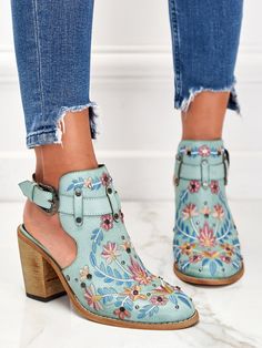 Embroidered Chunky Heels, Kasut Wanita, Chunky Heeled Boots, Comfy Heels, شال كروشيه, Corak Bunga, Shoes Boots Ankle, Chunky High Heels, Chunky Heels Sandals