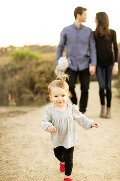 Focus on the kids with the parents out of focus in the background. Christmas card photo? Outfit Photography, Trendy Photography, Toddler Photos, Family Shoot