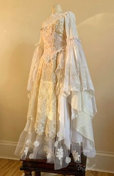 Fairy Wedding Dress / Custom Made Wedding Gown / Cottagecore / - Etsy Magical Wedding Dress Enchanted Forest, Nature Wedding Dress Fairies, Fairycore Wedding Dress, Wedding Vintage Dresses, Vintage Aesthetic Dress, Fairytale Clothing, Wedding Dress Vintage Lace, Wedding Dresses Fairytale, Fairy Gown