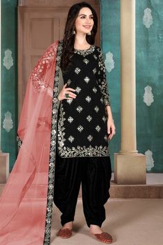 Cast a spell with this dark black art silk patiala suit which features beautiful embroidery work. This round neck and 3/4th sleeves attire decorated using resham work.Matched with santoon patiala salwar in dark black color with light maroon net dupatta. #Patiyalasuit #Silk #USA #Andaazfashion Silk Patiala Suit, Black Patiala Suit, Black Salwar Suit, Panjabi Suit, Salwar Suit Designs, Costume Noir