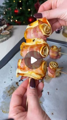 Lau 🫒 | Foodie y amante de la cocina on Instagram: "✨ROLLITOS DE BACON Y QUESO✨

Te dejo por aquí esta recetita que no puede ser mas resultona ya sea para estas fiestas o para hacerla cuando quieras! Sólo necesitas:

Bacon
Pan de fajita
Queso mozzarella 
Tomate frito
Especiad picantes (o las que quieras)

Haz los rollitos como te muestro en el vídeo y ponlos en un palo de brocheta.

Al horno a 190 grados por 15min.

Y listo! 

#recetasfaciles #recetasrapidas" Mini Food Appetizers, Appetizer Bites, Baking Soda Uses, Snacks Für Party, Roll Ups, Mini Foods, Fajitas, Tortillas, Burritos