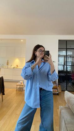 Oversized Shirt Outfit Styling, Oversized Shirts And Jeans, Large Long Sleeve Shirt Outfit, Chic Outfits For Summer, Styling Blue Button Down Shirt, Oversized Shirt Jeans Outfit, Summer Oversized Shirts, Outfit With Shirt Oversize, How To Wear Oversized Shirt With Jeans