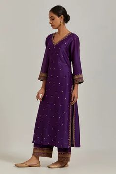 Purple chanderi silk kurta with sequin, floral embroidery and V neckline. Paired with pant.
Component: 2
Pattern: Embroidery
Type Of Work: Floral, sequin
Neckline: V neck
Sleeve Type: Long sleeves
Fabric: Chanderi Silk
Color: Purple
Occasion: Sangeet - Aza Fashions Long Sleeve Punjabi Suit, Silk Kurta Sets For Women, Purple Kurti Outfits, Festive Kurta Sets For Women, Purple Kurta Woman, Chanderi Silk Suit Designs Indian, V Neck Kurta Design, V Neck Suit Design, Long Kurta With Pants