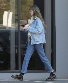 Levi Sherpa Jacket Outfit, Boyfriend Jacket Outfit, Jean Jacket Street Style, Cropped Denim Jacket Outfit, Dakota Johnson Street Style, Double Denim Outfit, Cropped Straight Leg Jeans