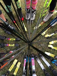 many pairs of skis are arranged in a circle