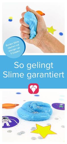 a hand holding a blue sponge with stars around it and the words so gelingt slime garantert