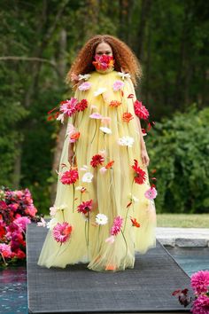 Nyfw Runway, Multi Colored Flowers, Floral Gown, Christian Siriano, A Line Gown, Mode Inspiration, Tulle Dress, Primavera Estate, Jennifer Lopez