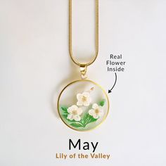 Una pieza hermosa y única para agregar a su pila, el collar de flores prensadas de nacimiento presenta un colgante de resina que contiene una flor real en una elegante cadena de serpiente.
 Debido a la naturaleza de estos collares, cada colgante es único y puede variar ligeramente de las fotos del producto. White Snake Chain Jewelry Gift, White Snake Chain Necklace For Gift, Resin Birth Flower Pendant Jewelry, Resin Pendant Jewelry With Birth Flower, Resin Necklace With Flower Pendant For Birth Flower, Resin Birth Flower Round Pendant Jewelry, Gold Resin Necklace With Birth Flower, Gold Resin Necklace With Birth Flower Detail, Resin Round Pendant Jewelry With Birth Flower