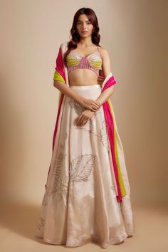 Women Lehenga Designs, Indian Destination Wedding Outfits, Modern Indian Clothes, Benaras Lehenga, Vietnam Outfit Ideas, Stylish Lehenga Designs, Sweetheart Outfit, Digital Print Lehenga, Lehenga Designs Latest