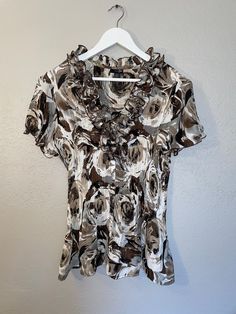 "Floral top womens shirt blouse Condition: Good Measurements  bust 40\"  length 25\"" Elegant Floral Print V-neck Top, Elegant V-neck Floral Print Tops, Fall Printed Short Sleeve Blouse, Fall Season Printed Short Sleeve Blouse, Fitted Patterned Top With Ruffles, Patterned Fitted Tops With Ruffles, Fitted Patterned Tops With Ruffles, Elegant V-neck Shirt With Floral Print, Patterned Short Sleeve Blouse With Ruffles