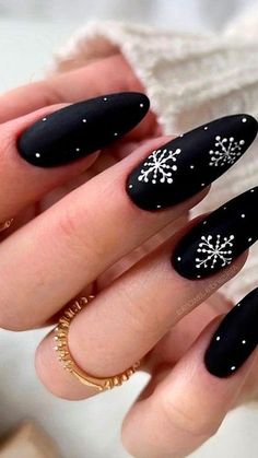 Black Fun Nail Designs, New Year Black Nails, Black Snow Flake Nails, Black Nail Christmas Design, Black Christmas Nails Almond, Gel Nails Ideas Winter 2023, Christmas Nails 2023 Black, Nails Black Christmas, Black Nail Designs Christmas