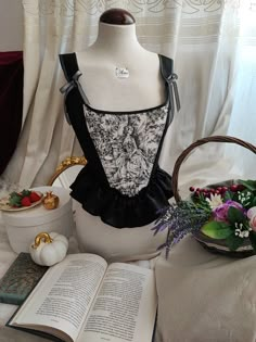 Corset Top Designs Ideas, Corset For Bigger Bust, Corset Without Boning, Witch Robes, Types Of Corsets, Rococo Corset, Bodice Designs, Fancy Corset, Stays Corset