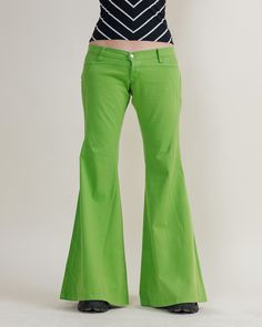 SUPER LOW WAIST ONLY ONE AVAILABLE GREEN FLARE TROUSERS SIZE M/EU38/UK10 (recommended by us to curvier lower hip or thighs,  check model info below) ON LBL 42 (do not reffer, might be italian sizing) BY DANIEL JEANS 99% ALGODON, 02% LICRA MEASURED LAID FLAT 17,4IN/44CM WAIST, INSIDE LEG 34,5IN/88CM, WAIST APPROX 23IN/51CM WILL LOOK AMAZING LAYERED ON BOOTS OR ADJUSTED TO DESIRED FIT AS THEY ARE QUITE LONG AUTHENTIC SUPER LIMITED COLLECTION OF UNWORN VINTAGE (DEADSTOCK), HIGHLY RECOMMEND Model usually wears size M/EU38/UK10 trousers for biggest high street brands and is 168cm tall. Has quite slim legs and curvy hips (approx 98cm). Great deadstock condition (unworn vintage), keep in mind that it is vintage item and signs of natural wear/age might appear, might have small spot or dot due to s Street Brands, Curvy Hips, Green Trousers, Flare Trousers, Low Waist, Slim Legs, Trousers Women, Vintage 90s, Favorite Outfit