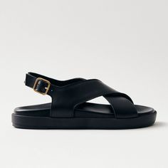 Sandalias destalonadas de cuero negro con tiras cruzadas
Renovando un estilo clásico de nuestra colección, las sandalias Nico tienen en la parte superior tiras cruzadas que se extienden hasta el talón. Están elaboradas en cuero negro y presentan plantillas moldeadas para ofrecer la máxima comodidad. Slingback Sandals, Black Leather Sandals, Naha, Slingback Heel, Samoa, Style Classique, Slingback Sandal, Sierra Leone, Seychelles