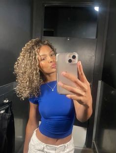 Full Blonde Curly Hair, Curly Hair Dye Ideas Brown Skin, Honey Brown Hair Curly Highlights, Ash Blonde On Curly Hair, Full Head Highlights Curly Hair, Peekaboo On Curly Hair, Blonde Curls Black Women, Light Skin With Blonde Hair, Light Skin Hair Color Ideas