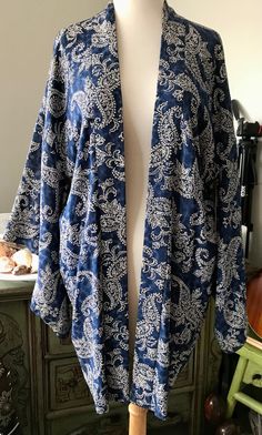 Lovely vintage blue and white floral print kimono. Needs to pick up a few minor stitches in the sleeve lining as per photo but the outside print as shown in pics is in very good condition. Blue Floral Print Wrap Kimono, Blue Floral Print Long Sleeve Kimono, Blue Long Sleeve Kimono With Floral Print, Traditional Blue Floral Print Kimono, Traditional Blue Floral Kimono, One Size Blue Floral Print Kimono, Blue Printed One-size Kimono, Blue Printed One Size Kimono, One Size Blue Printed Kimono