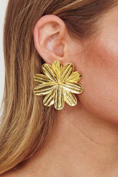 Drop stud earrings Daisy inspired design Embrace the beauty of blooming flowers with our stunning Lucid earrings. Inspired by daisy flowers, these earrings exudes springtime elegance. They are a must-have for any occasion from brunch with friends to romantic evening strolls. MATERIAL STAINLESS STEEL Cowboy Chic, Flower Earrings Gold, Veil Hairstyles, Concert Fits, Romantic Evening, Belt Purse, Daisy Flowers, Blooming Flowers, Garden Gifts