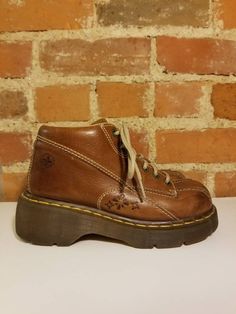 ++ DR MARTENS BOOTS ++ Brown leather booties Lace up Size 6 US / 4 UK Cute embossed detail Thick chunky soles  In great, vintage condition - a few slight marks and scuffs - please see all pics - sold as is  Let's be friends! Instagram @TheGirlSaidYes @COVET.Vintage https://www.facebook.com/TheGirlSaidYesVintage Kenneth Cole Shoes, Funky Shoes, Boots Vintage, Dr Martens Boots, Estilo Preppy, Thrift Fashion, Swag Shoes, Outfit Inspo Fall, Mens Oxfords