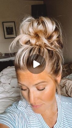 Messy Bun For Fine Hair Tutorial, How To Do Messy Buns Step By Step, Medium Length Hair Updos Easy Casual, Easy Messy Bun For Long Hair, Easy Messy Updos For Long Hair, How To Make A Messy Bun With Medium Hair, Messy Bun Thick Hair Tutorial, How To Messy Bun Long Hair, How To Do The Perfect Messy Bun