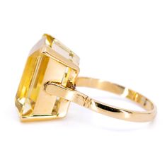 This beautiful cocktail Retro (1935-1950) ring feature ±12.00ct. Citrine crafted in 18ct. Materials: Citrine, 18ct. Size: 17.73 NL / 55.7 FR / 7½ US / O½ UK, sizeable (within reason). Dimensions: H 1 x L 1.4 x W 1.6 cm. Weight in grams: 7. Condition: Very good condition - slightly used with small signs of wear. Gold Gemstone Rings For Evening, Vintage Yellow Gold Rings For Evening, Formal Yellow Gold Topaz Ring With Rectangular Stone, Luxury Rectangular Topaz Ring For Formal Occasions, Timeless Citrine Rings For Formal Occasions, Rectangular Topaz Ring In Yellow Gold, Luxury Formal Rectangular Topaz Ring, Luxury Gold Rectangular Topaz Ring, Art Deco Citrine Gold Rings