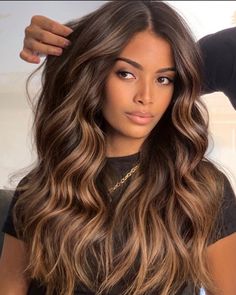 Which Hair Colour, Honey Brown Hair, Summer Balayage, Brunette Hair With Highlights, Chocolate Hair, Balayage Hair Dark, Vlasové Trendy, Caramel Hair