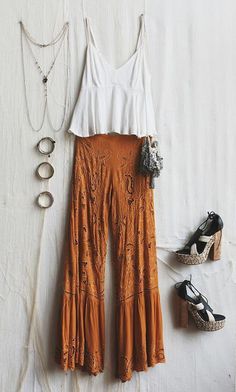 Petite Boho Fashion, Boho Dresses Casual, Western Boho Concert Outfit, Newest Fashion Trends 2023, Boho Clothing Style Summer, Southwestern Boho Outfits, Free People Outfits Summer Bohemian, Boho Poncho Outfit, Mystic Outfits Boho Style