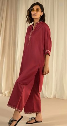 Plain Dresses Designs, Winter Outfits Pakistani, Plane Clothes, Embroidery Sleeves, Linen Style Fashion, Wedding Dance Songs, Velvet Dress Designs, Womens Trendy Dresses