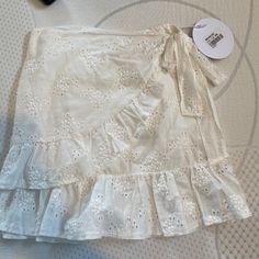 Never Worn Chic Cream Mini Skirt For Spring, Cream Lined Feminine Mini Skirt, Feminine Cream Lined Mini Skirt, Chic Cream Tiered Mini Skirt, Summer Cotton Mini Skirt For Brunch, Cotton Mini Skirt For Summer Brunch, Chic Cream Ruffled Skirt, Cute Beach Skirt For Summer, Cute Summer Beach Skirt