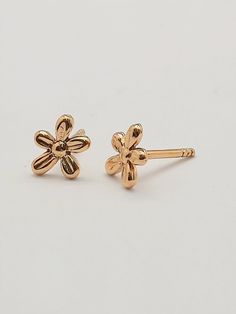 925 Sterling, 18K top gold plating, Flower stud  earring, Friendship earring, Nature floral design, Valentine's Day, Romantic Gift. Material: 925 Sterling Silver  Finishing: 18K top gold plating, Vermeil SKU: 9528TG P R O D U C T - C A R E: - Separate from other jewelry to prevent scratching - Remove jewelry before exercising or showering - Polish gently using a polishing cloth - Avoid exposure to perfumes, lotions, and other chemicals O U R - P R O M I S E : - Every order is handcrafted with lo Friendship Design, Friendship Earrings, Flower Stud, Flower Earrings Studs, Romantic Gift, Flower Studs, Design Floral, Stud Earring, Jewelry Earrings Studs