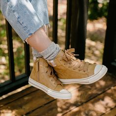 These hiker boot style sneakers are an adorable must-have for this fall. We're wearing these with cozy wool socks, rolled-up boyfriend jeans, and our fave band tee for that effortlessly cute-but-cool girl look. Toe: round Heel Height: 1.5 inches Platform Height: 0.75 inches Materials: faux leather Insole: memory foam padded with mild arch support Outsole: rubber High Tops With Socks, High Top Sneaker Outfits Women, High Top Sneakers Outfit, Sneaker Outfits Women, Basketball Clothes, Boot Style, Brown Sneakers, Wool Socks, Style Sneakers