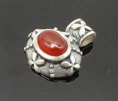 "925 Sterling Silver - Vintage Cabochon Cut Carnelian Floral Pendant - PT16550  Jewelry Type:         Pendant   Metal Type:            925 Silver  Metal Size:             .75\"  Stone Type:            Carnelian  Condition:              N/A  Jewelry Weight:     2.8 Grams  PLEASE NOTE: THIS ITEM IS PRE-OWNED. ALTHOUGH MOST ITEMS ARE IN VERY GOOD CONDITION, SOME MAY NEED CLEANING AND/OR MINOR REPAIRS. WE MAKE A VERY STRONG EFFORT TO UPLOAD CLEAR PICTURES. PLEASE INSPECT ALL PICTURES AND ASK ALL QUE Silver Carnelian Oval Cabochon Jewelry, Silver Carnelian Cabochon Jewelry, Floral Pendant, Cabochon Jewelry, Pendant Necklaces, Types Of Metal, Metallic Silver, Jewelry Necklace Pendant, 925 Silver