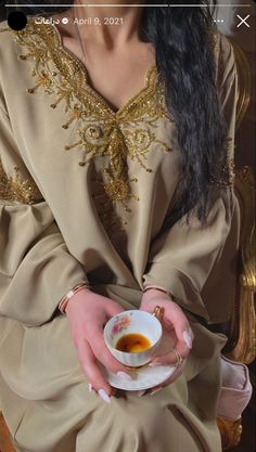 Khaliji Dresses, Mukhawar Aesthetic, Arabic Outfits For Women, Turkish Fashion Modern Style, Khaleeji Aesthetic, Modern Abaya, Arabian Dress, Arabic Dress