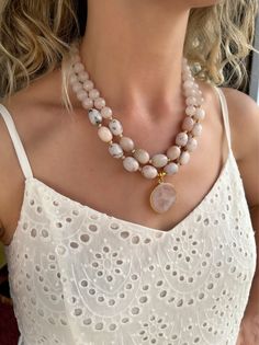 Pink Quartz Necklace, Pink Handmade Jewelry, Rose Quartz Pendant Necklace, Beaded Rose, Jewelry Everyday, Rose Quartz Necklace Pendants, Dainty Rose, Beaded Jewelry Bracelets, Craft Beads