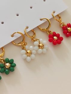 triple earring set for christmas. daisy earrings for christmas. daisy earrings. crystal beaded earrings. Boho Bracelets Tutorial, Christmas Earings, Christmas Jewelry Diy, Christmas Beads, Diy Beaded Rings, Christmas Bead, Clay Jewelry Diy, Daisy Earrings, Earrings Inspiration